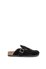 Mocasines negros de cuero con hebilla dorada y suela de corcho.