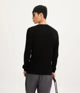 Suéter slim rojo de punto acanalado con cuello redondo y mangas largas. Puños y bajo ajustados. Marca Request.