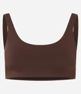 Top deportivo de microfibra color fucsia, con tirantes anchos fijos y copa incorporada.