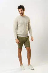 Bermuda de gabardina color verde militar con bolsillos laterales y traseros.