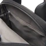 Bandolera negra de tela con doble cierre, asa fija, forro interior textil, bolsillo interno con cierre y dos bolsillos externos con cierre.