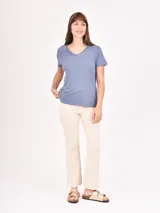 Remera blanca de mangas cortas y cuello en V con botones.