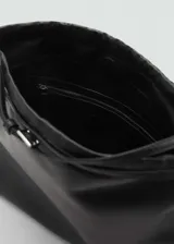 Bolso shopper negro de piel ovina con detalle fruncido, asa ajustable y bolsillo interior.