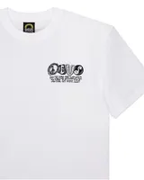 Remera blanca de manga corta con cuello redondo y estampado pequeño en el pecho con el logo de la marca y un diseño gráfico.