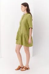 Vestido blanco de lino con cuello mao, manga corta y corte evasé.