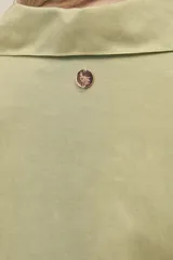 Camisa verde pistacho de manga corta con cuello camisero y botones anacarados, confeccionada en tejido lino-tencel.