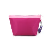 Cartuchera con diseño de bloques de color rosa y violeta, con cierre superior y correa de mano.