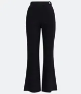 Pantalón flare negro confeccionado en viscosa, con botón en forma de corazón y abertura en los laterales.