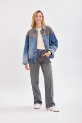 Campera bomber de jean con diseño color block en tonos gris y azul.