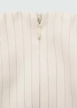 Top strapless color blanco con textura acanalada.