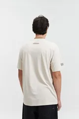 Remera color crema de manga corta con cuello redondo y estampado frontal con la palabra 'Resilience' en tipografía gótica.