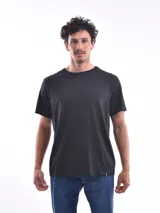 Remera negra de manga corta y corte regular.