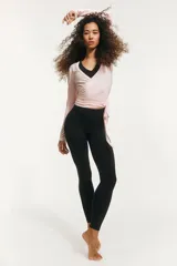 Calza de yoga negra de tiro alto, confeccionada en tejido funcional SoftMove™ con tecnología Lycra® Sport y DryMove™.