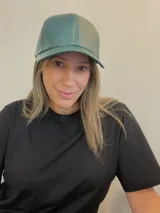 Gorra negra con visera y ajuste con velcro.