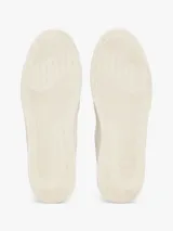 Zapatillas de estilo deportivo urbano, inspiradas en los modelos de baloncesto, destacan por los paneles de texturas mixtas.