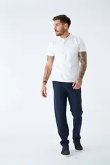 Polo blanco de manga corta con logo estampado y cierre parcial con botones. Corte regular.