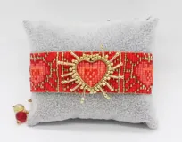 Set de pulseras tejidas con cuentas de colores y dije de corazón dorado.