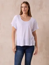 Remera amarilla de lino y poliéster, manga corta con fruncido en los hombros y escote redondo.