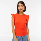 Camiseta roja de punto con cuello redondo y mangas cortas con volantes.