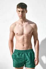 Short de baño verde con estampado de cebra en dos tonos de verde, con cintura elástica y cordón ajustable.