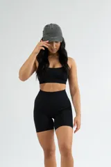 Gorro de gabardina color gris oscuro con visera curva y bordado frontal con la palabra "LON".