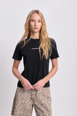 Remera negra de corte recto con estampa frontal con la frase "Rue de Magique" en letras blancas.