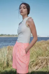 Bermuda de broderie color verde lima, de talle alto, con pliegues debajo de la cintura, piernas anchas con tablas y botamanga.