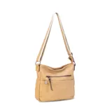 Bandolera color beige con correa larga regulable combinada a tono. Tiene dos bolsillos frontales con cierre, apertura superior con cierre, división interna, bolsillos internos y bolsillo trasero con cierre.