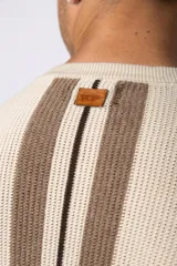 Remera de tejido de punto color crudo con rayas verticales marrones y negras, de manga corta y corte recto.