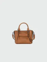 Cartera tote de cuero color rojo con doble asa corta y correa larga extraíble. Tiene cierre superior y bolsillo frontal con solapa con el logo de la marca.