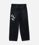 Pantalón masculino super baggy confeccionado en jeans sostenible con cintura con trabilla, cierre tradicional, bolsillos y estampa de grafiti.