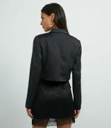 Blazer cropped negro de raso con escote de solapa y cierre frontal con botón forrado.