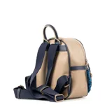 Mochila pequeña color beige con detalles en azul marino, confeccionada en cuero sintético. Tiene un bolsillo frontal con cierre, un compartimento principal con cierre, un bolsillo interno con cierre y dos bolsillos internos abiertos. Las correas son regulables y los herrajes son plateados.
