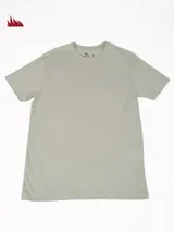 Remera de manga corta, cuello redondo y color verde claro.