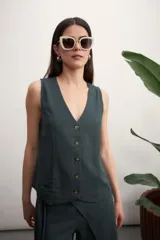 Chaleco negro con escote en V y abotonadura frontal.