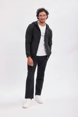 Pantalón deportivo recto negro, de corte clásico.