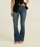 Pantalón bootcut de jeans con elastano, tiro alto, bolsillos delanteros y traseros, y cierre con botón.