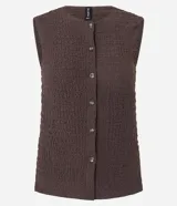 Blusa femenina de corte regular confeccionada en tejido de anarruga texturizado color beige. Presenta cuello redondo, diseño sin mangas y cierre frontal con botones.