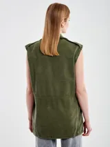 Chaleco verde militar vintage con apliques de cuero y tachas.