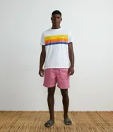 Bermuda masculina de sarga color rosa, corte slim fit, con cintura elástica ajustable con cordón, bolsillos laterales y bolsillo trasero.