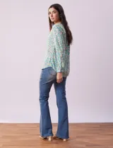 Blusa de gasa estampada con cuello a la base, escote en V y abertura con botones. Tiene mangas largas con largo regulable.