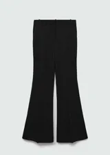 Pantalón de mujer negro, de corte acampanado y tiro alto, con bolsillos laterales y traseros.