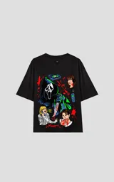 Remera negra de corte oversize con estampado de personajes de la película Scream.