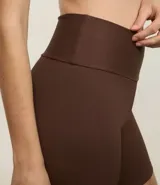 Bermuda deportiva marrón de microfibra acanalada.