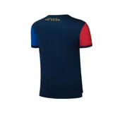 Camiseta de fútbol del FC Barcelona, color azul marino con mangas de distinto color (rojo y azul), escudo del club en el pecho y logo de la marca deportiva.