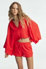 Kimono asimétrico de color amarillo claro, con escote pico y mangas largas amplias.