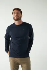 Remera de manga larga azul marino, con logo bordado en el pecho y cuello redondo.