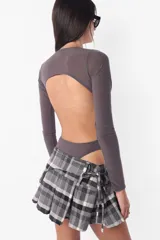 Body gris de jersey traslúcido con mangas largas y espalda descubierta.
