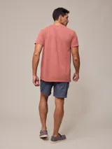 Remera beige de piqué con cuello redondo y logo bordado en blanco.