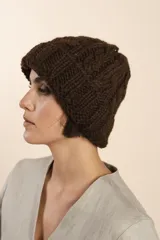Gorro tejido a mano color crudo, con diseño de ochos, confeccionado en lana fina sin teñir.